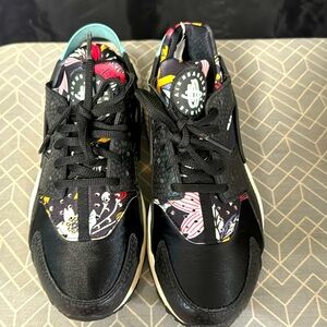 Women’s NIKE AIR HUARACHES